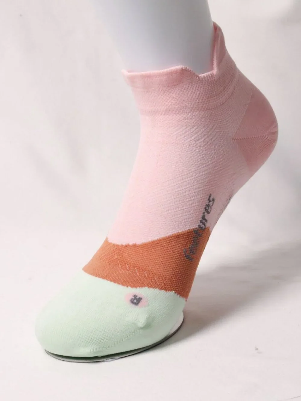 Size M | Feetures Elite Ankle Socks Lightweight No Show Socks